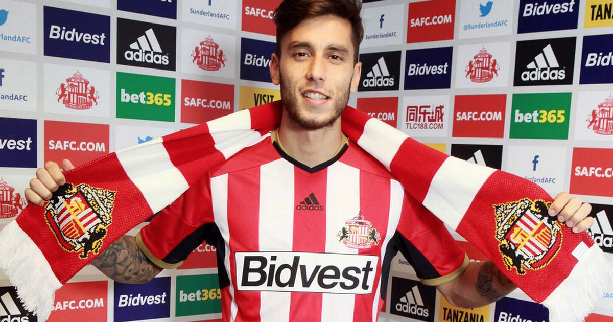 Ricky-Alvarez-signs-for-Sunderland