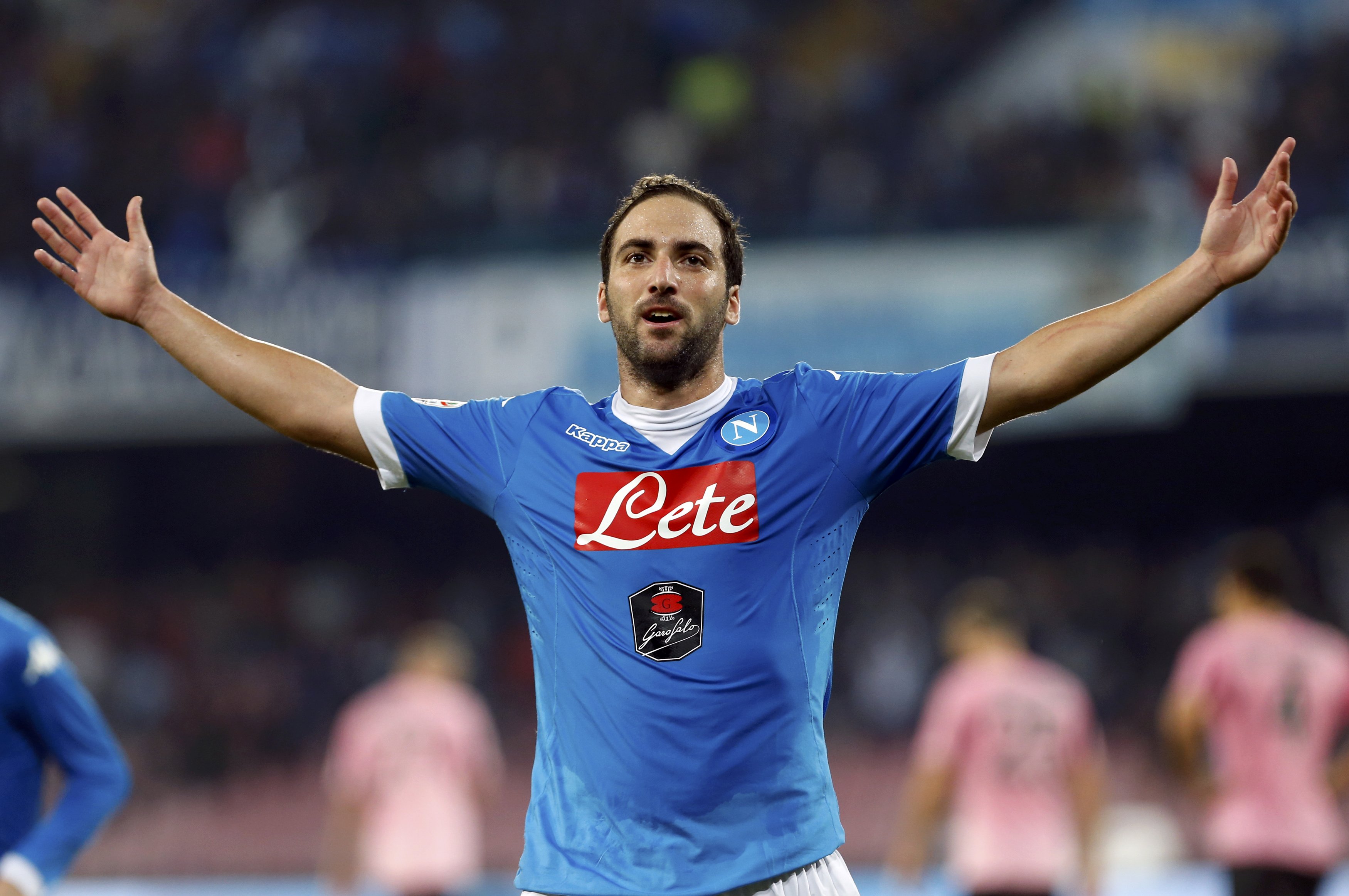 Napoli's Gonzalo Higuain celebrates after scoring against Palermo's during their Serie A soccer match at San Paolo stadium in Napoli, Italy, October 28, 2015. REUTERS/Ciro De Luca