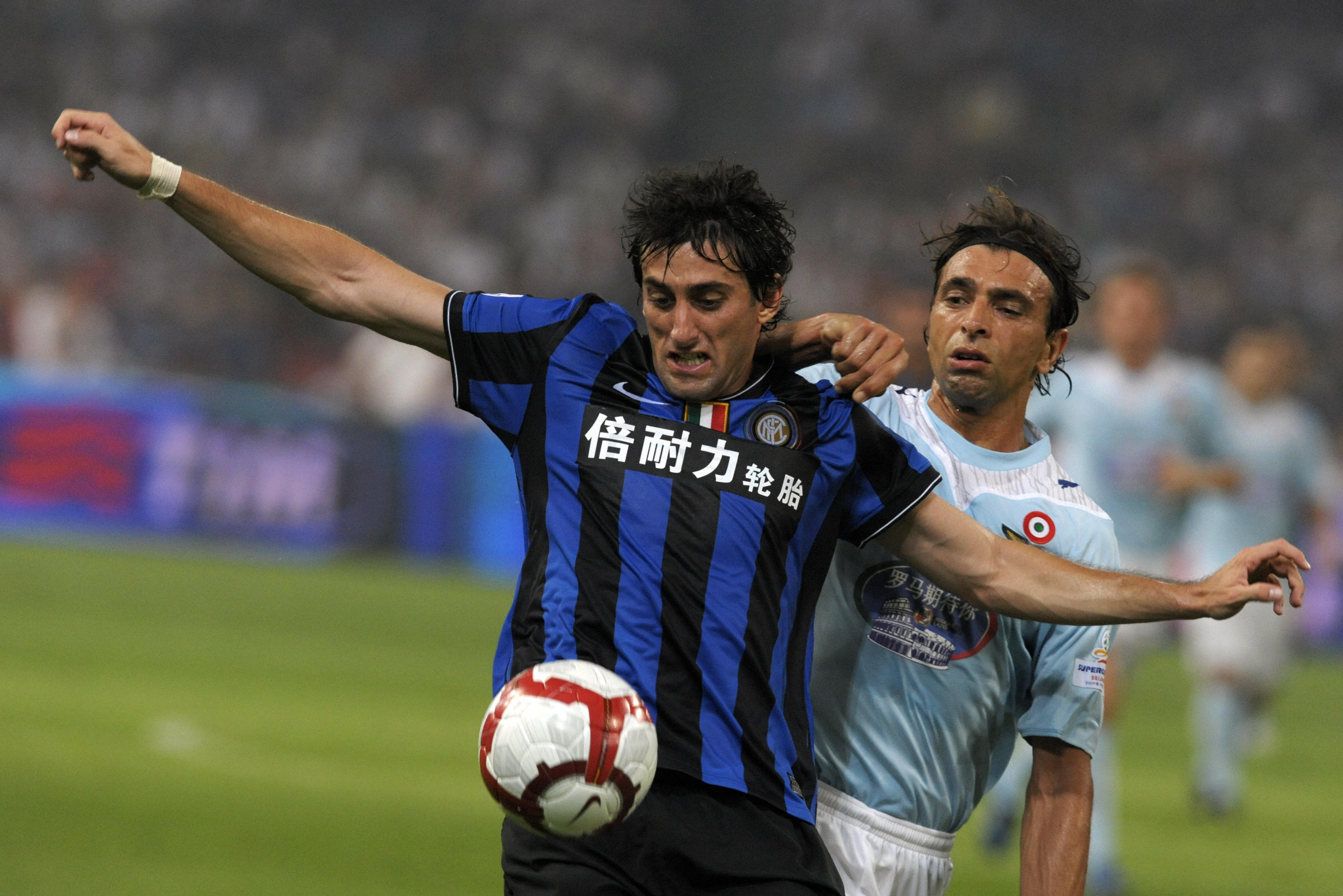 Inter Milan's Diego Alberto Milito (L) v