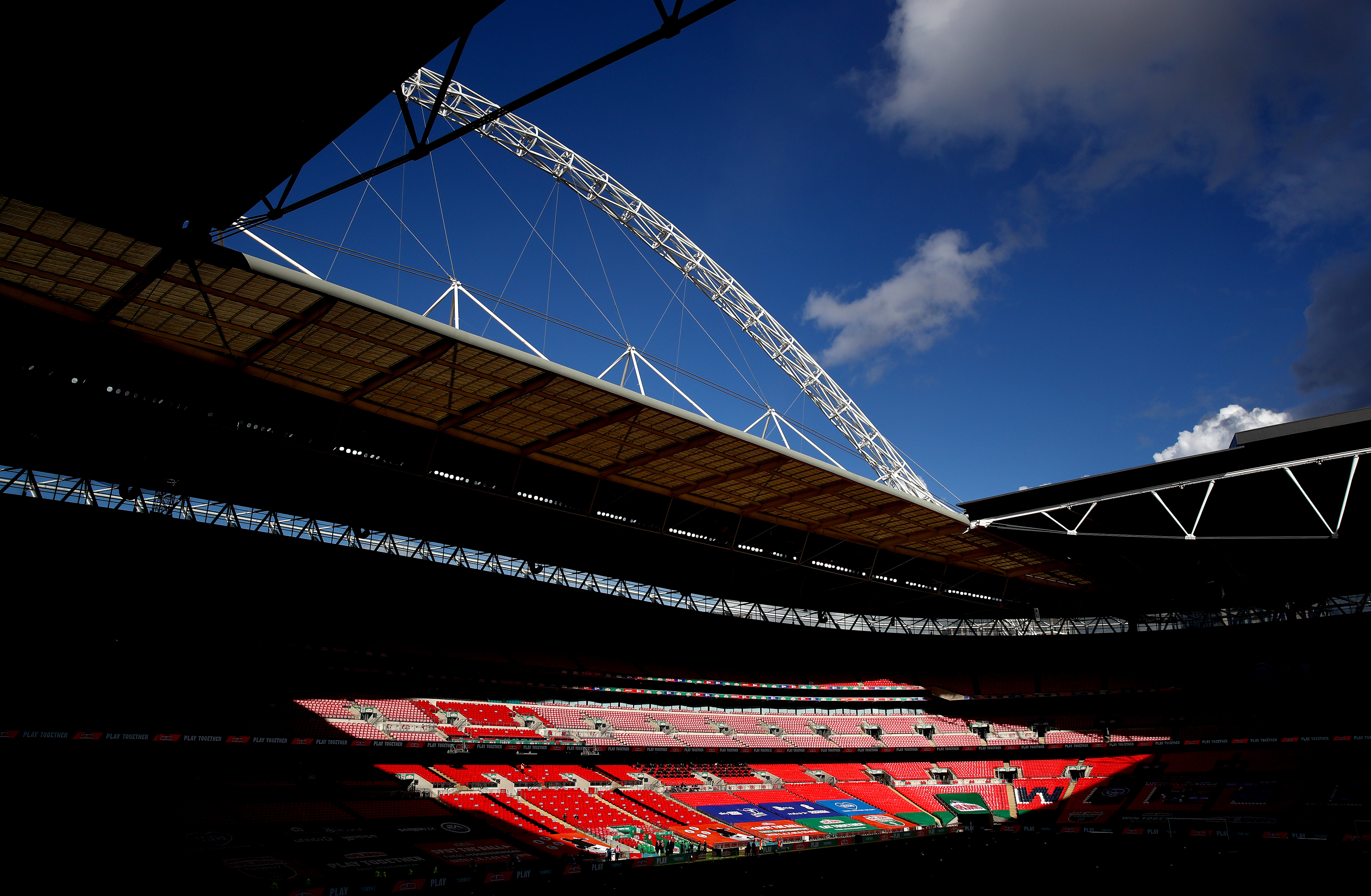 Уэмбли стадион какого клуба. Стадион Уэмбли 2023. Стадион Уэмбли в Лондоне Арсенал. Стадион Уэмбли 2012-13. Стадион Уэмбли вид сверху.