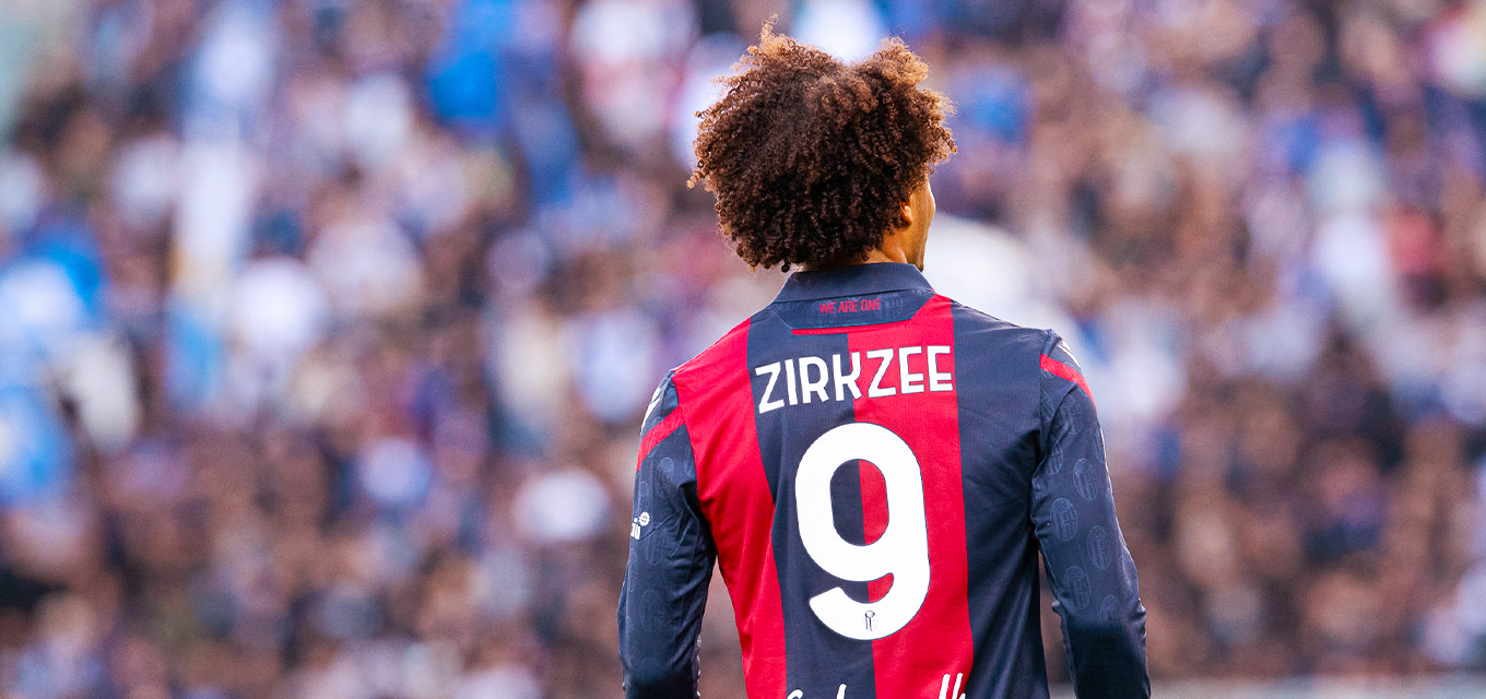 Joshua Zirkzee del Bologna FC guarda alla partita di serie A tra